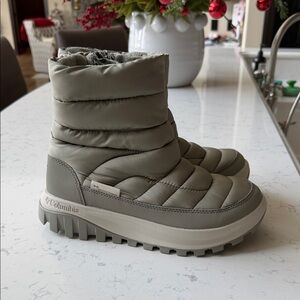 NWOT-Columbia Taupe Quilted Winter Boots